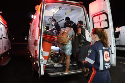Fotografía cedida hoy por la Marina de Brasil que muestra a paramédicos mientras atienden a personas que fueron rescatadas tras naufragar, en Belém (Brasil). Seis personas que naufragaron como consecuencia de una tempestad fueron rescatadas en Brasil gracias a una nota enviada en una botella, una historia que parece salida de un cuento, pero que ocurrió en un río del estado de Pará, en plena Amazonía brasileña, informaron este jueves fuentes oficiales.