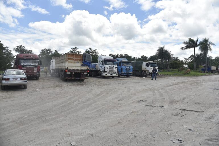 Camiones esperando para llevar el poco cemento que despacha la INC.