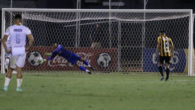 Devis Vásquez, el arquero de Guaraní, desviando el tiro penal de Enrique Borja del Sportivo Luqueño.