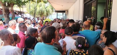 Una gran cantidad de personas estaban aglomeradas frente al BNF desde tempranas horas.