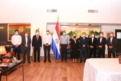 El presidente Mario Abdo Benítez (5° izq) con Flavio Soares embajador de Brasil, la ministra de la SENAD Zully Rolón, el ministro del Interior Arnaldo Giuzzio y otras autoridades.
