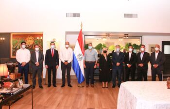 El presidente Mario Abdo Benítez (5° izq) con Flavio Soares embajador de Brasil, la ministra de la SENAD Zully Rolón, el ministro del Interior Arnaldo Giuzzio y otras autoridades.