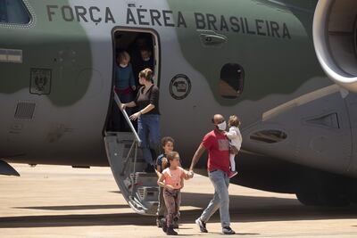 Ciudadanos brasileños y de otras nacionalidades, provenientes de Ucrania, son vistos a su llegada tras la Operación Repatriación, en la Base Aérea de Brasilia (Brasil).