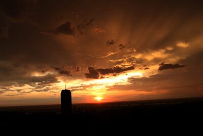 El cielo de Asunción en un ardiente atardecer.