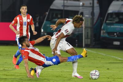 El peruano y verdugo de Paraguay, André Carrillo, se saca de encima la estirada del lateral Alberto Espínola, debutante en la Albirroja.