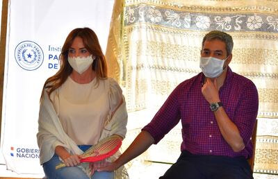 La primera dama Silvana López Moreira y el presidente Mario Abdo Benítez visitaron ayer a productoras de ao po’i.