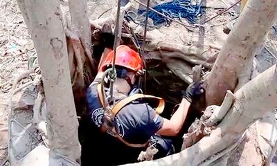 Ayer de tarde los  rescatistas ingresaron por última vez al profundo pozo para confirmar que no había restos humanos en el  sitio.