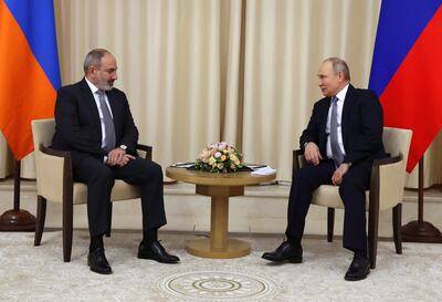 El primer ministro armenio Nikol Pashinyan (iaquierda) y el presidente ruso Vladimir Putin (derecha) se reunieron en la residencia Novo-Ogaryovo en las afueras de Moscú,