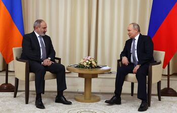 El primer ministro armenio Nikol Pashinyan (iaquierda) y el presidente ruso Vladimir Putin (derecha) se reunieron en la residencia Novo-Ogaryovo en las afueras de Moscú,