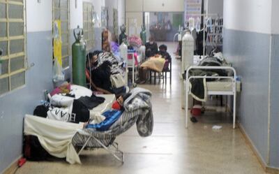 Entre 20 y 30 pacientes respiratorios son ubicados en los pasillos de los alrededores de la sala de urgencias.