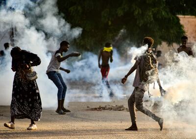 Jóvenes sudaneses confrontan a las fuerzas de seguridad entre gases lacrimógenos.