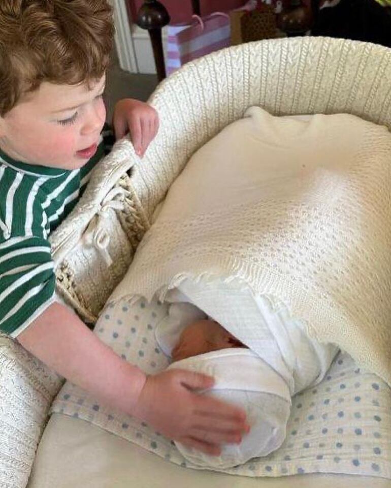 Una postal llena de amor. El hermanito mayor August acariciando al bebé Ernest. (Instagram/Princess Eugenie)