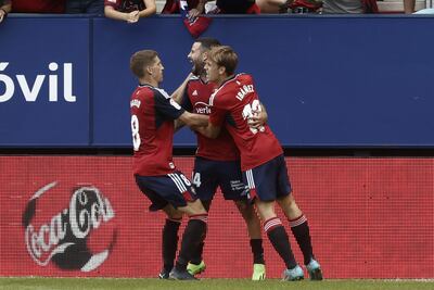 El centrocampista del Osasuna Rubén García (c), celebra con sus compañeros su gol ante el Rayo Vallecano, durante el partido de la cuarta jornada de Liga de Primera División disputado este domingo en el estadio de El Sadar.