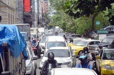 Intentando encontrar una vía, los automovilistas colapsaron Independencia Nacional.