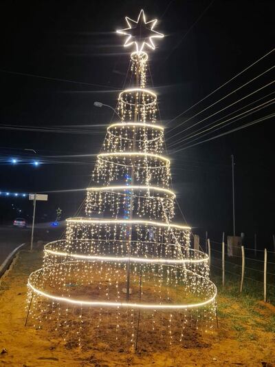 Un adorno con iluminación en la avenida Capitán Rejala del barrio Centro de la ciudad de Choré.