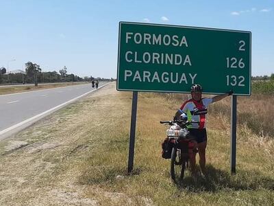 Pedaleando llegan a Paraguay desde Buenos Aires, Argentina.
