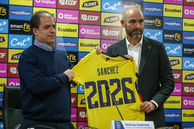 Rodrigo Espinoza (i), presidente de la Comisión de Selecciones, entrega una camiseta al técnico español Félix Sánchez Bas durante su presentación como nuevo entrenador de la selección ecuatoriana de fútbol, hoy, en la Casa de la Selección, en Quito (Ecuador). Sánchez, que dejó las estructuras formativas del Barcelona en 2006 para vincularse al fútbol catarí y desde 2017 hasta 2022 dirigió a las selecciones Sub'23 y la categoría absoluta de ese país, se convierte en el sustituto del argentino Gustavo Alfaro, que entre 2020 y 2022 dirigió al equipo suramericano y lo llevó por cuarta ocasión a un Mundial. EFE/ José Jácome