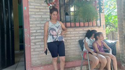Ana Romero, se encadenó por la ventana de la casa que ocupa en el territorio social, Santa Catalina de la ciudad de San Antonio, para evitar el desalojo del lugar.