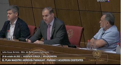 Ing. Jorge Vergara (1º de la izq.); el canciller Julio César Arriola y el senador Sixto Pereira.