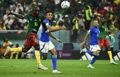 Vincent Aboubakar anotó de cabeza el gol del triunfo para Camerún ante Brasil y luego fue expulsado por sacarse la camiseta.