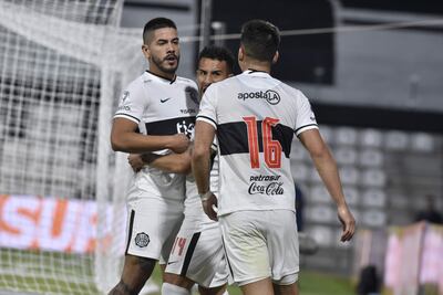 Jorge Recalde festeja su gol con Fernando Cardozo y Guillermo Paiva. Olimpia tomó respiro en el Bosque de Para Uno, cortando una serie adversa de cinco partidos sin ganar.