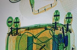 Escáner de la maleta bordó que el brasileño trajo embarcada por bodega de avión. Si traía billetes debía arrojar un color diferente al verde, según el titular de Aduanas.