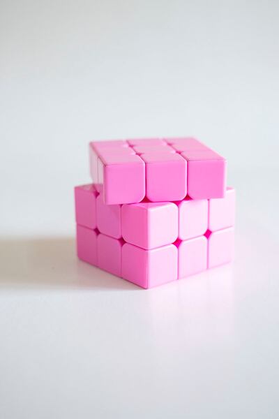 El “Cubo complaciente” ideado por Paule Godoy para representar y cuestionar la normalización de la violencia hacia las mujeres en el Paraguay. La obra obtuvo la primera posición.