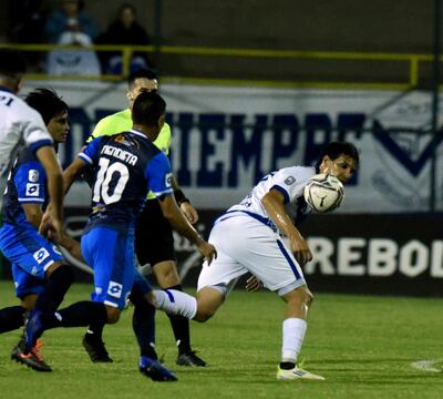 Pablo Zeballos se adelanta hacia la pelota a David Mendieta Chávez (10).