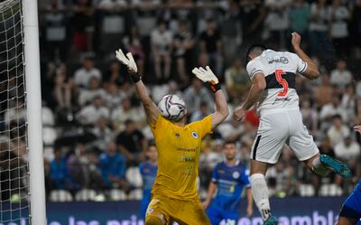 Saúl Salcedo (d) en el momento del gol para el 3-1 de Olimpia sobre el 12 de Octubre de Itauguá por la jornada 20 del torneo Clausura 2022 del fútbol paraguayo.