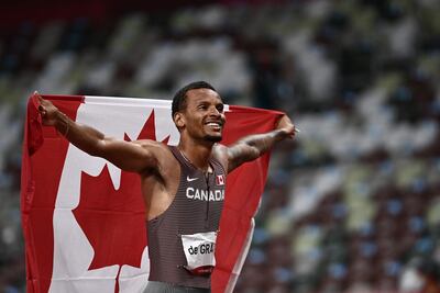 De Grasse festeja tras ganar los 200m en Tokio 2020.