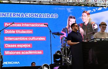 Dani da Rosa (de negro) se encargó de presentar el “Día A”, en la que participaron varios DJ.