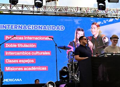 Dani da Rosa (de negro) se encargó de presentar el “Día A”, en la que participaron varios DJ.