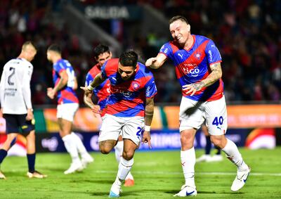 Antonio Galeano y Fernando Fernández (d), jugadores de Cerro Porteño, celebran un tanto contra Sportivo Trinidense por el torneo Apertura 2023 del fútbol paraguayo en el estadio La Nueva Olla.