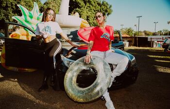 Las chicas del grupo Milkshake promocionan la nueva colección de Kappa.