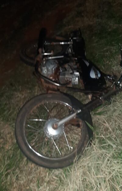 Así quedó la motocicleta tras embestir contra la vaca.
