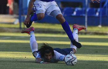 El salto de Miguel Isaías Jacquet en una acción con el “Chino” Diego Martínez, atacante de “Resi”.