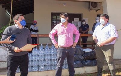 El Gobernador de Paraguarí, Juan Carlos Baruja, hizo entrega de insumos hospitalarios al Centro de Salud de San Roque González de Santa Cruz. El doctor  Carlos Molas recibió el aporte.