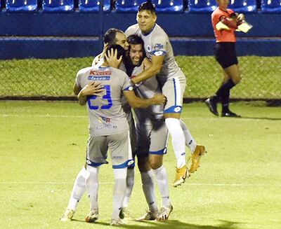 “Topo” Cáceres marcó el primer gol y el segundo Pablo Velázquez, ambos en el centro del festejo del 12.