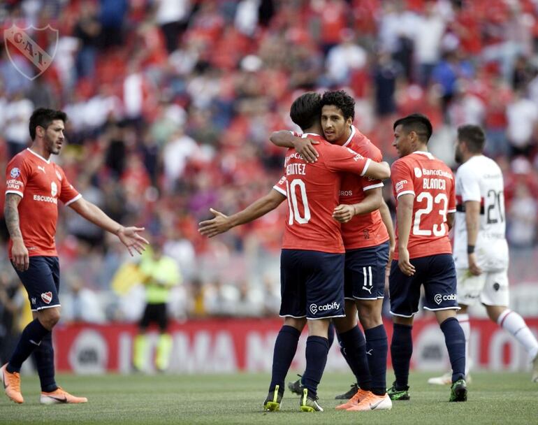 El festejo de Cecilio Domínguez con Martín Benítez (10), anoche ante Newells. (@Independiente )