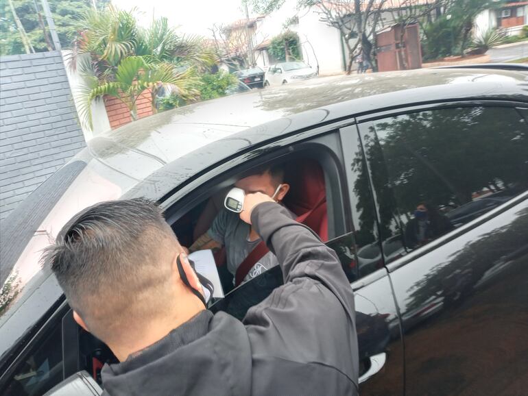 Derlis González recibe la toma de temperatura antes de ingresar a la Villa Olimpia.