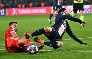 Lionel Messi “vuela” tras sufrir una dura entrada del zaguero francés Benjamín Pavard, quien fue expulsado por esta acción.