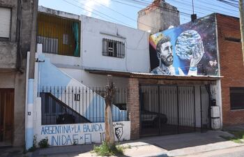 Lionel Messi posiciona a Rosario en el mundo. La ciudad argentina ha creado circuitos turísticos en los lugares donde se crió la estrella del PSG. Entre muchos proyectos, preparan la construcción de una estatua con su efigie. "Si termina su carrera aquí sería fantástico para nosotros", asegura el secretario de Deportes y Turismo de Rosario, Adrián Ghiglione.