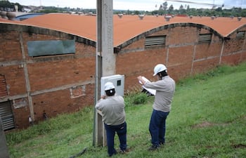 Operarios de la Ande verificando posibles conexiones clandestinas. (archivo).