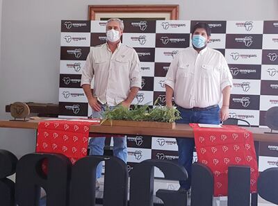 Joaquín Clavell, presidente de la Brangus Paraguay (i) y José Chagra, miembro de la Brangus Paraguay durante el lanzamiento de la actividad.