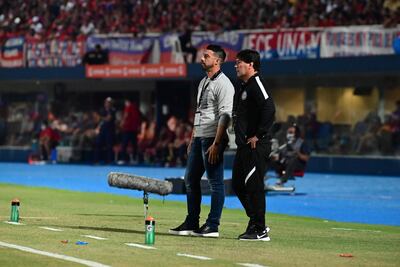 Julio César Cáceres (izq.), entrenador de Olimpia, con su asistente Francisco "Paco" Esteche.