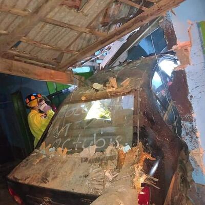 Ambos ocupantes del rodado quedaron atrapados en el habitáculo.