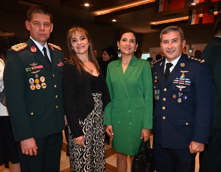 Cnel. Jorge Delvalle, Gabina de Delvalle, Marta de Rotela y Cnel. Derlis Rotela.