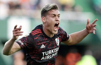 Federico Girotti, de River Plate, celebra el gol en contra anotado por Gustavo Canto, jugador de Banfield.