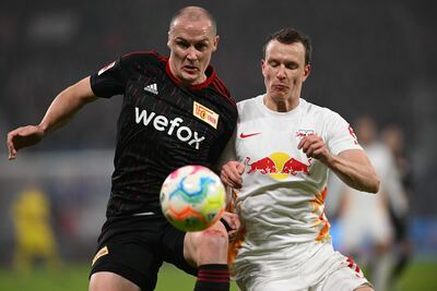 Sven Michel (i), de Unión Berlín, disputa el balón con Lukas Klostermann, del Leipzig, durante el cotejo que ganó el equipo de la capital alemana.