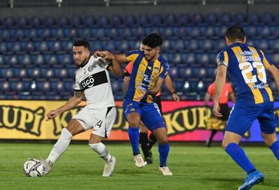 Fernando Cardozo de Olimpia (i) disputa el balón con Eduardo Duarte de Luqueño (d), en el Defensores del Chaco.